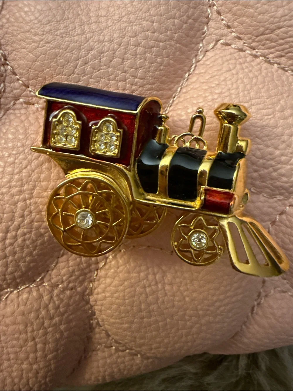 Avon Goldtone Festive Brooch - Vintage Collection